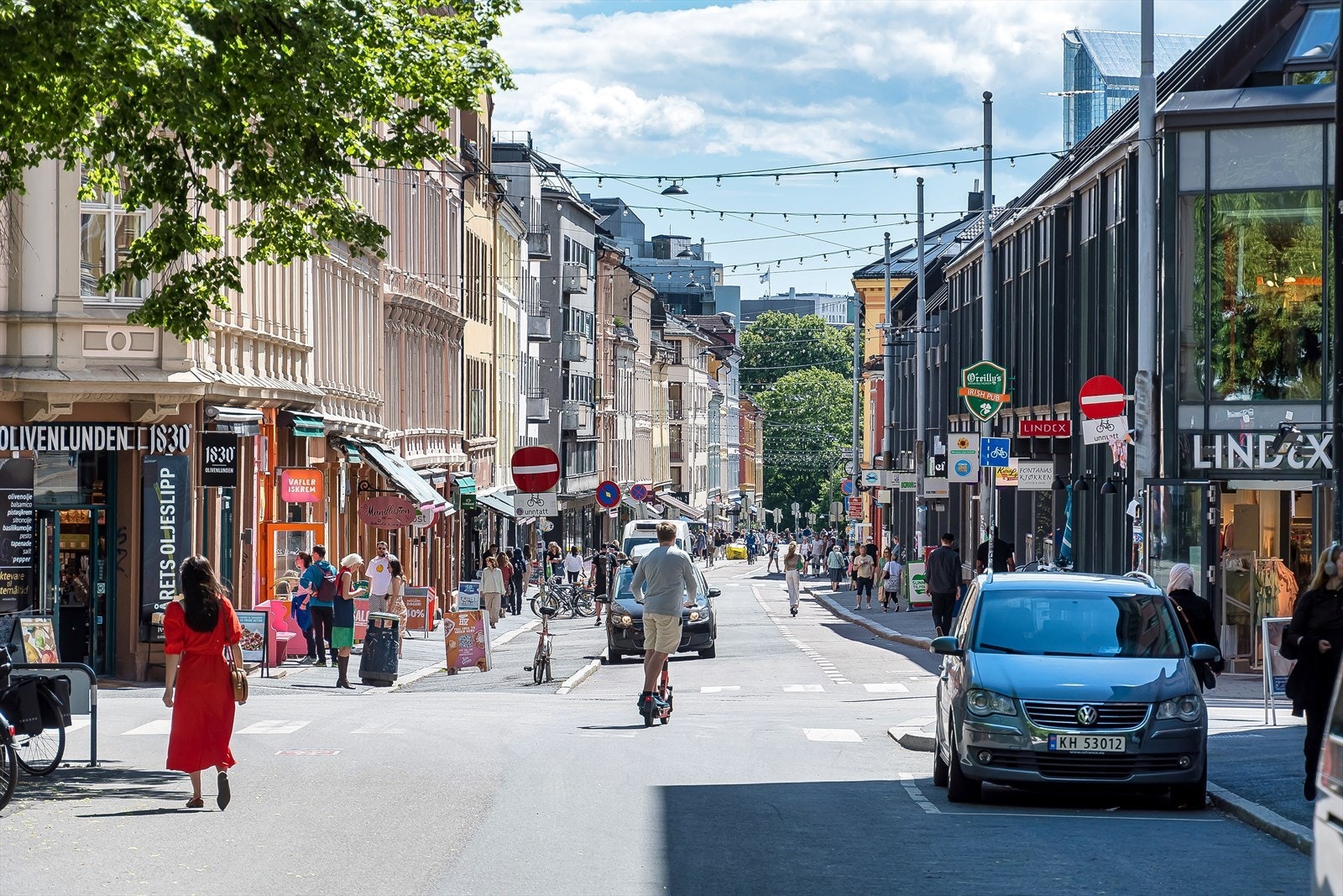 Leilighetens plassering er upåklagelig, med nærhet til alt man kan ønske seg av klesbutikker, restauranter, kafeer og barer på Løkka. Galleribilde