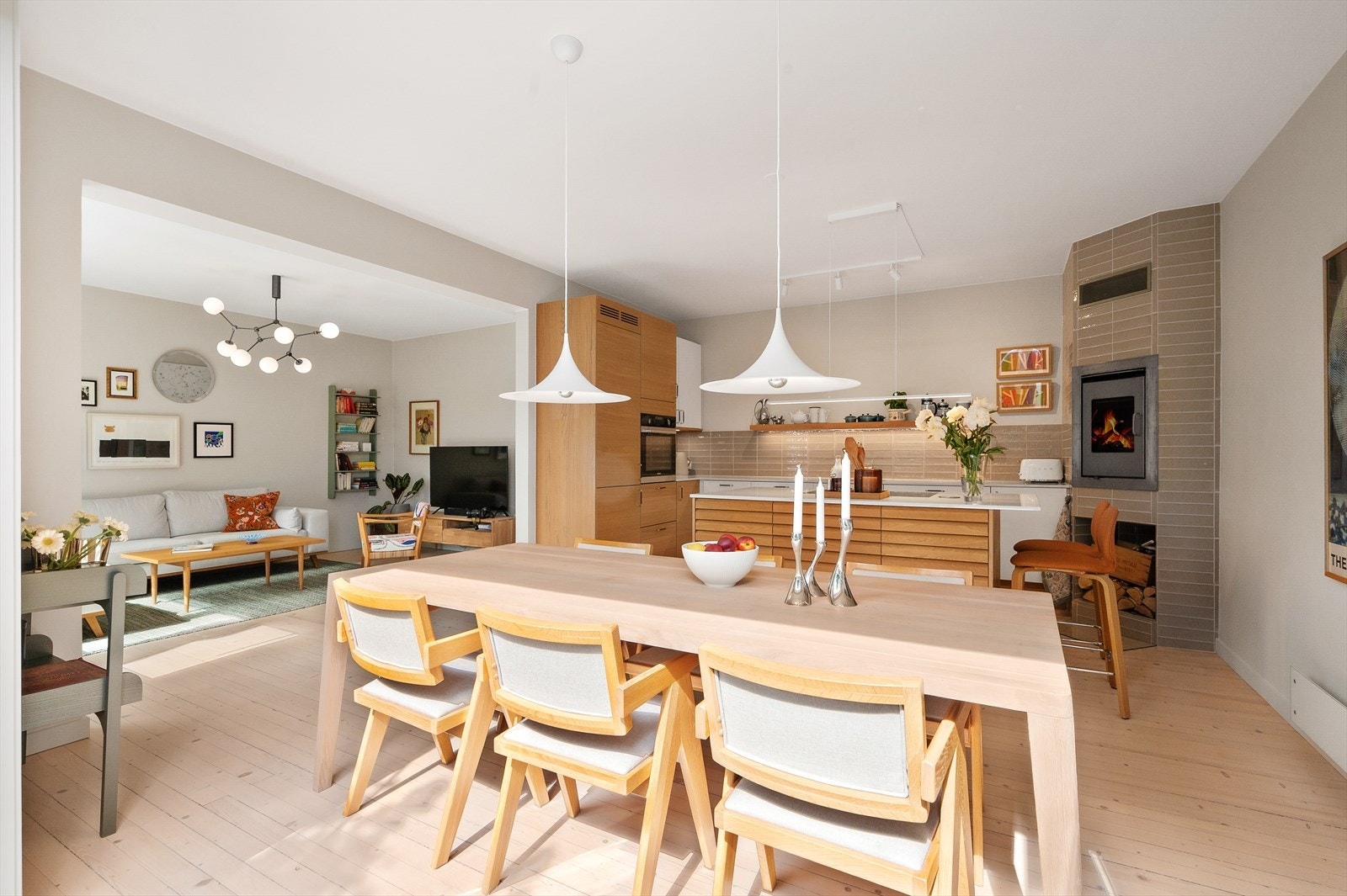 Den åpne løsningen mot stuen skaper et sosialt og innbydende allrom, perfekt for både hverdag og hyggelige sammenkomster med familie og venner Galleribilde
