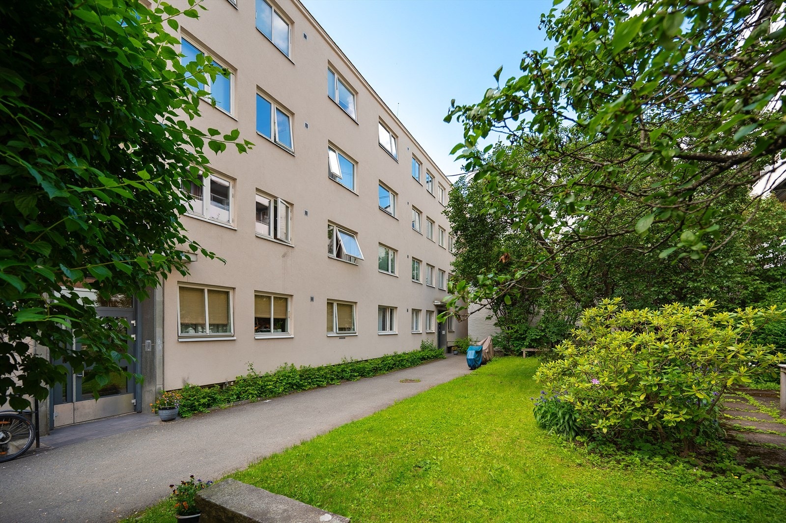 Gården sett fra inngangsiden Galleribilde