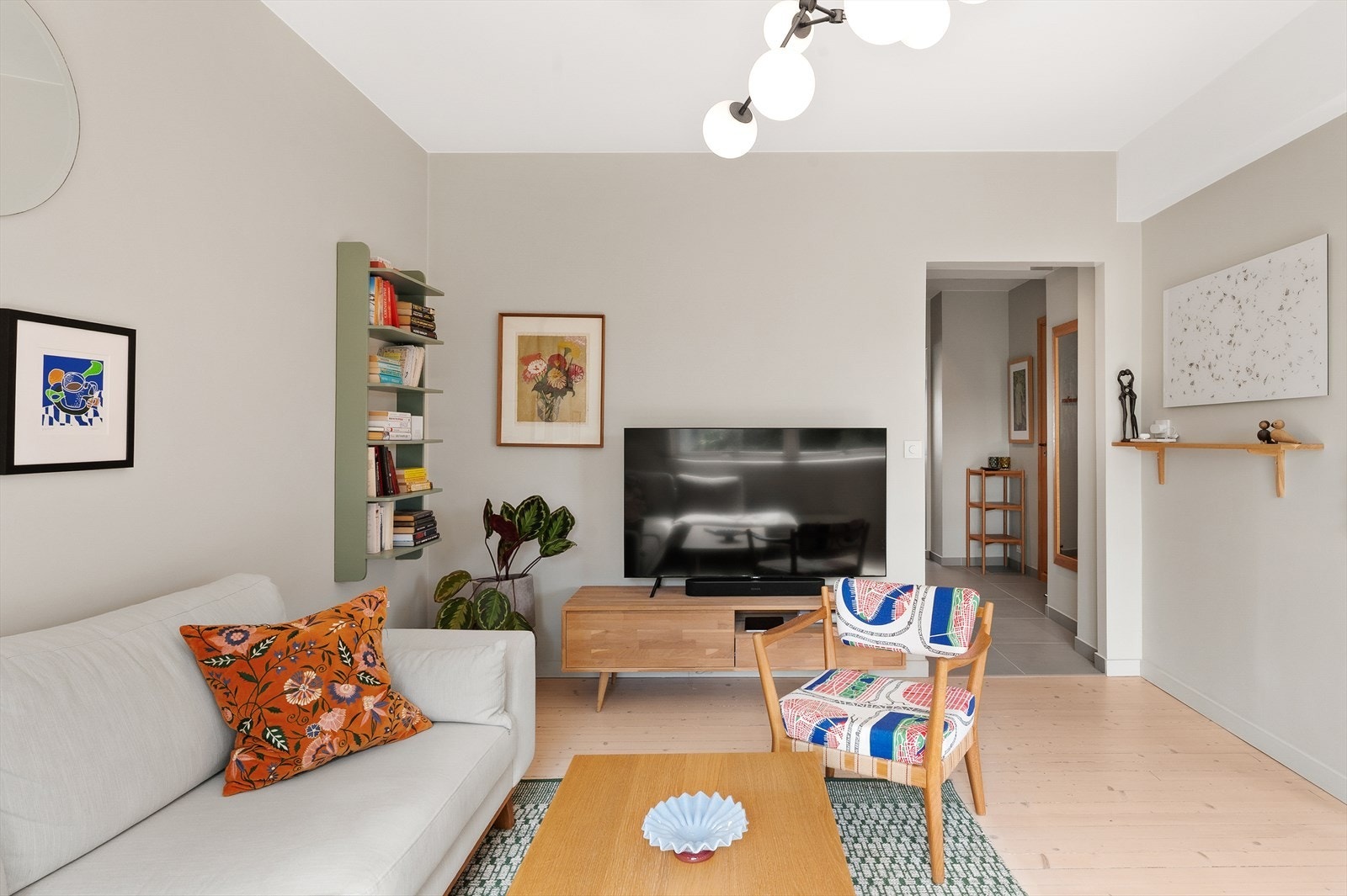 Stuen er lys og innbydende med gode møbleringsmuligheter - det er fint plass til å innrede med både sofa, salongbord og medie-møblement Galleribilde