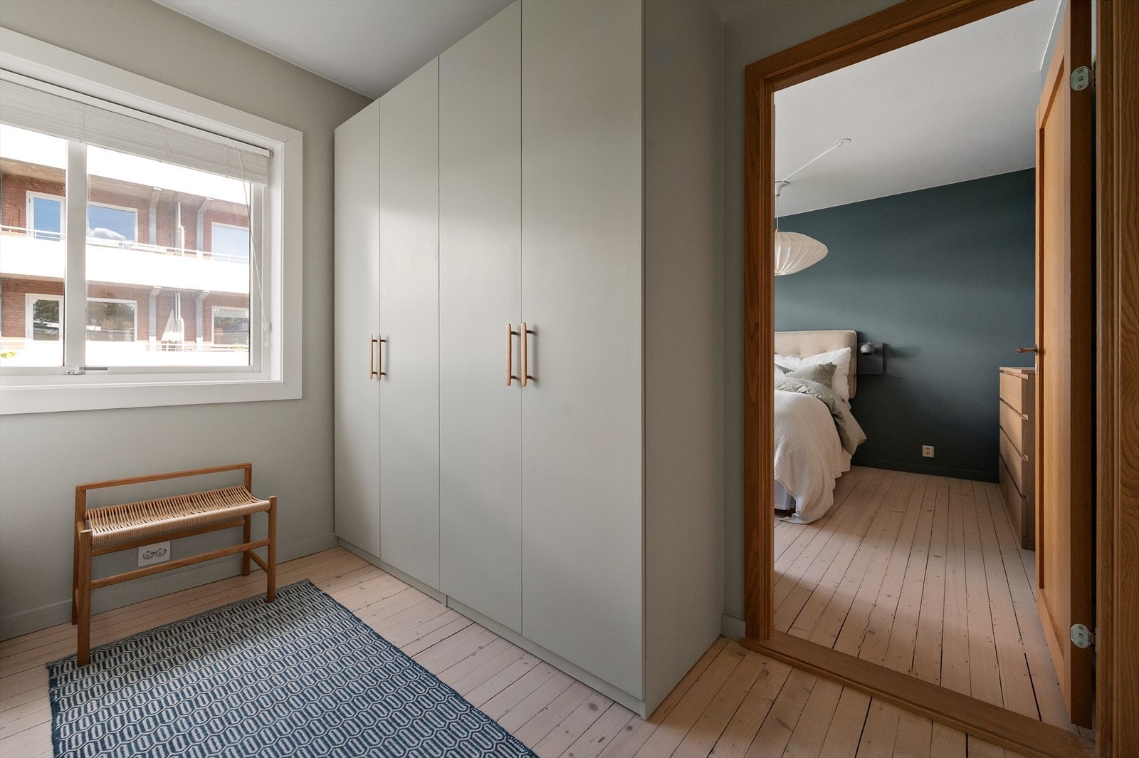 Fra hovedsoverommet er det direkte adkomst til et praktisk omkledningsrom Galleribilde