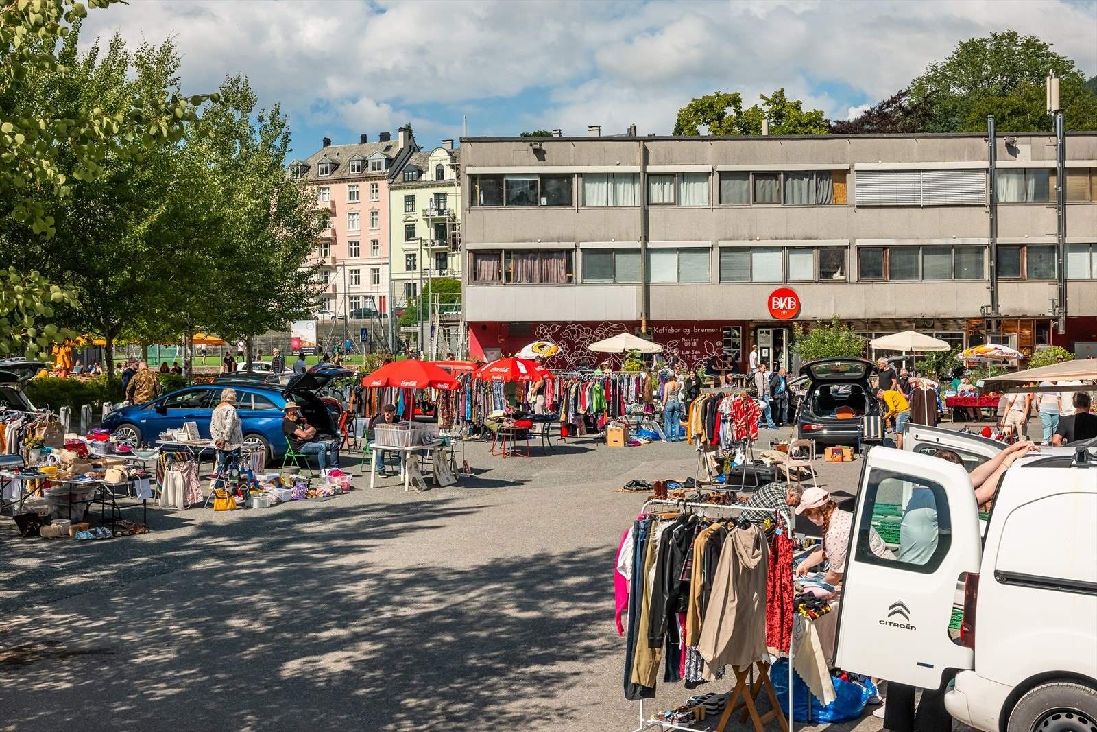 - Visste du at utenfor Bergen kaffebrenneri har de bruktmarked hver søndag hvor du kan finne skjulte skatter? - Galleribilde