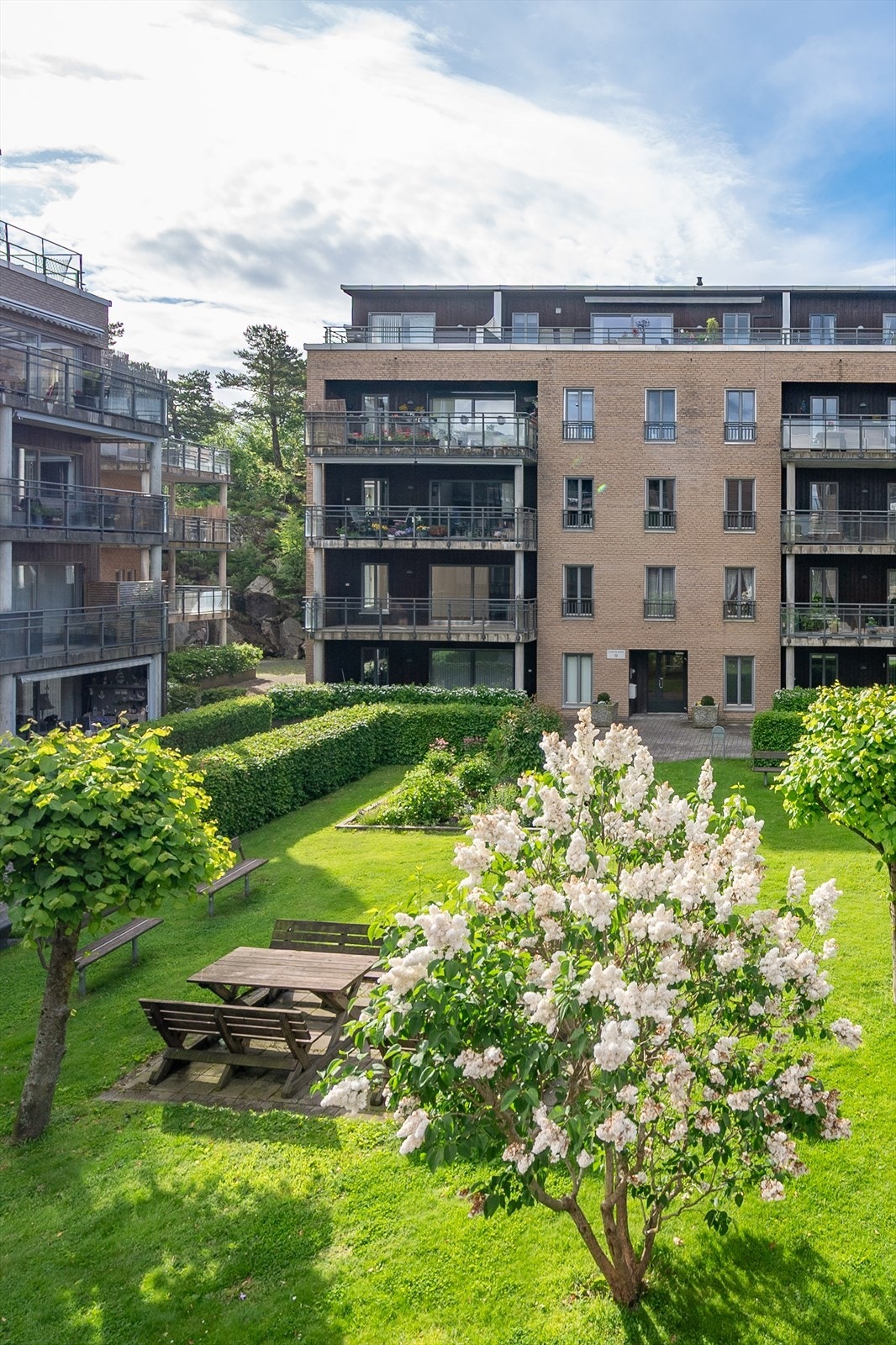 Borettslaget har pent opparbeidede fellesarealer med plen og sittegrupper. Galleribilde