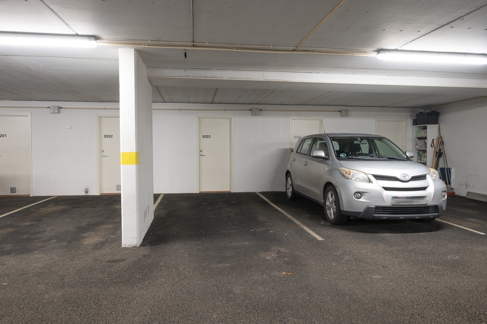 Det medfølger en fast garasjeplass i felles, lukket anlegg i underetasjen. Galleribilde