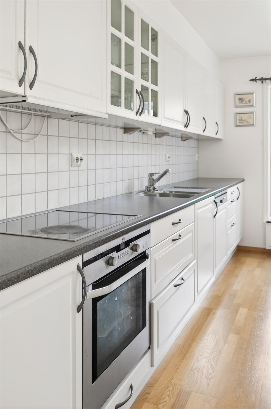 Kjøkkenet er utstyrt med koketopp, stekeovn, oppvaskmaskin og kjøl/fryseskap. Galleribilde