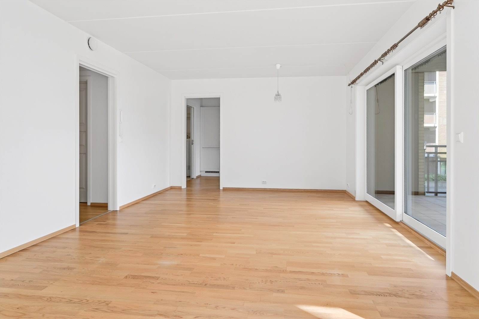 Den åpne løsningen i stuen gir god plass til både sofagruppe og spisebord. Galleribilde