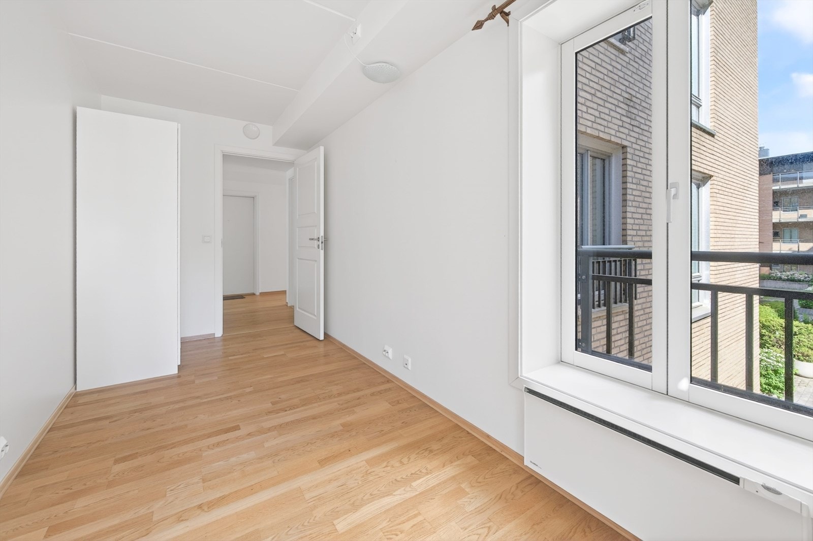 Det ene soverommet har god plass til seng og garderobeløsning. Galleribilde
