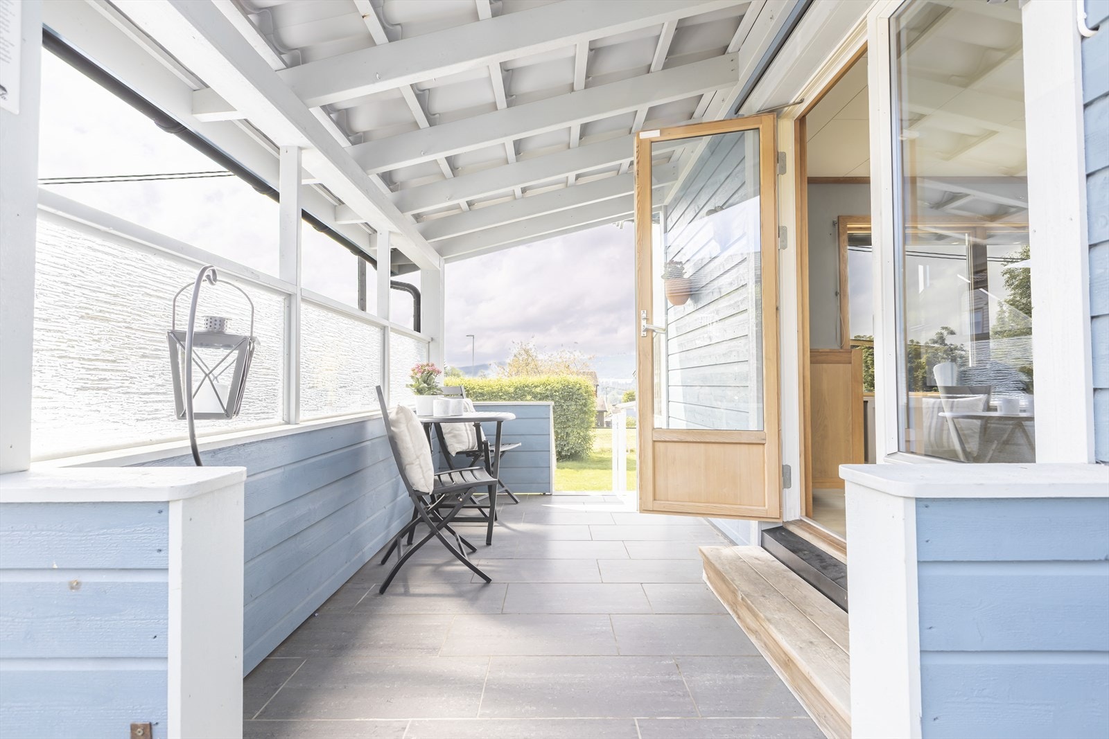 Koselig overbygd veranda. Galleribilde