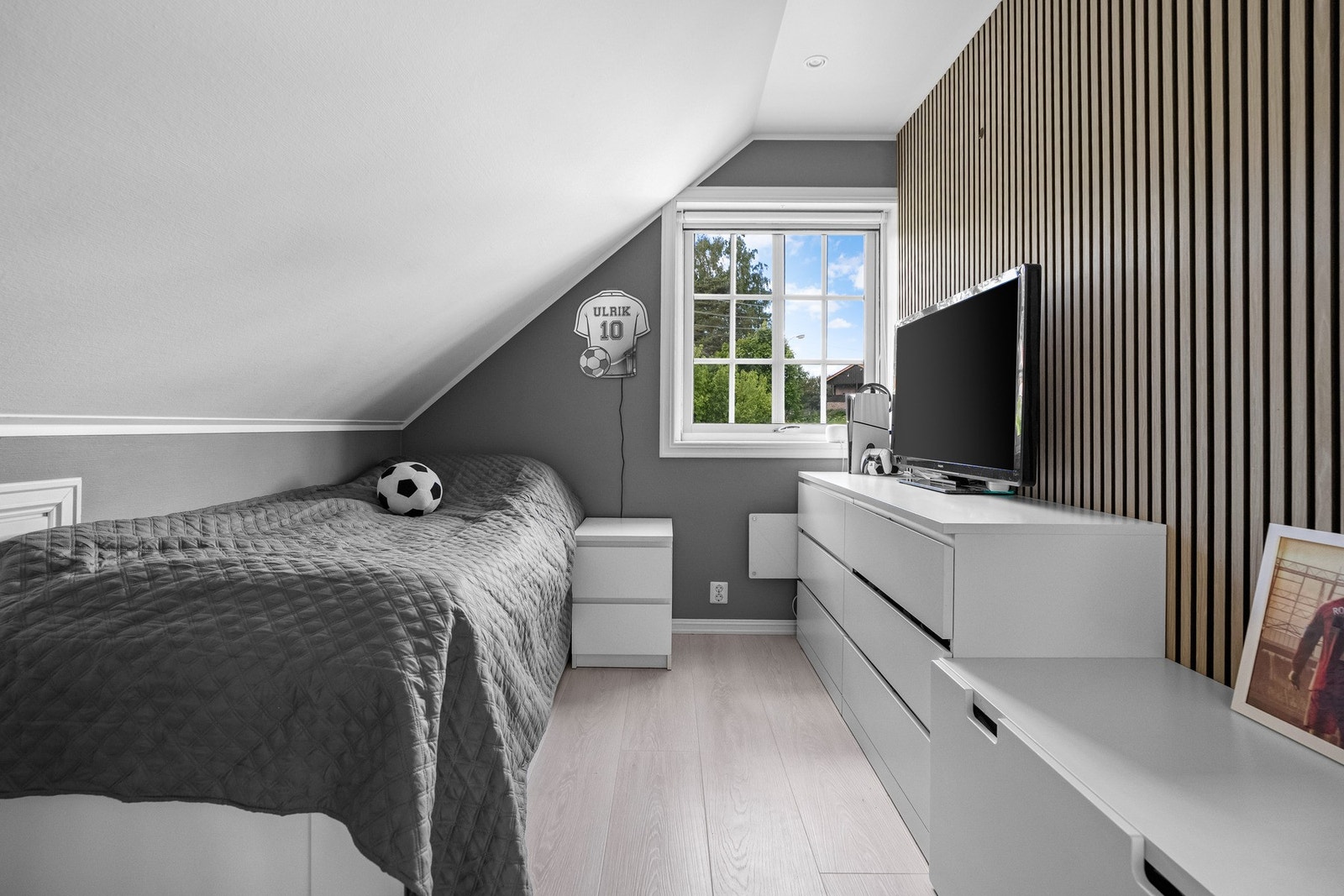 Praktisk soverom med plass til både seng, skrivepult og oppbevaring - perfekt som barnerom, gjesterom eller hjemmekontor. Galleribilde