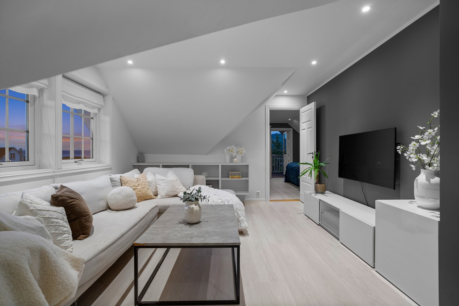 Lys og innbydende loftstue med god plass til sofa- og TV-krok. Et perfekt oppholdsrom for barn, ungdom eller som en ekstra stue for hele familien. Galleribilde