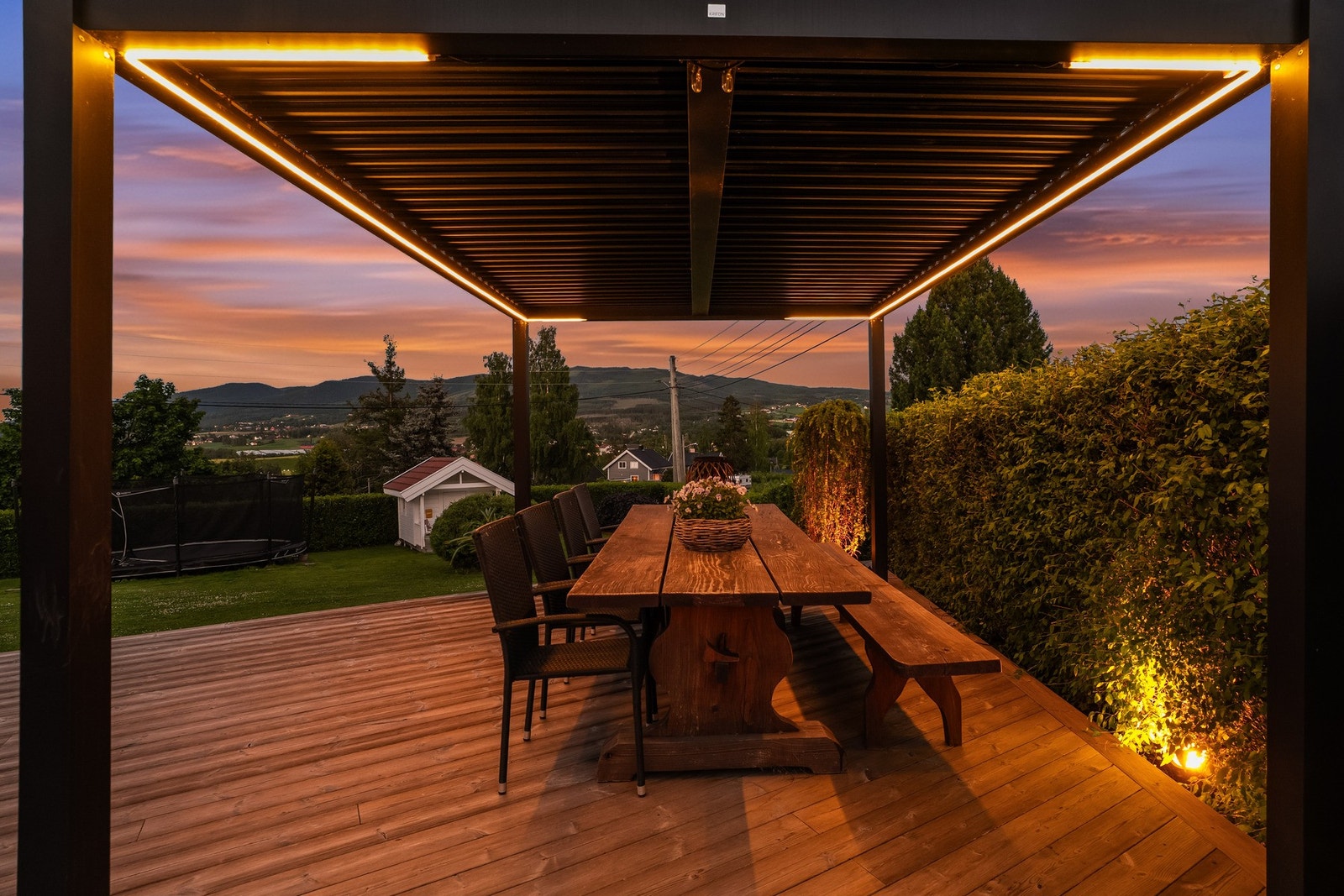 Pergola med integrert belysning skaper en lun og stemningsfull ramme rundt uteplassen. Galleribilde
