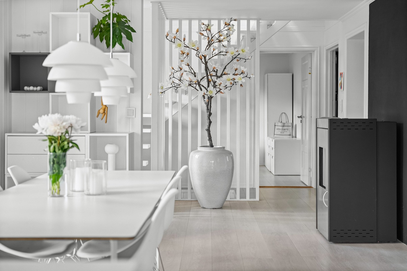 Fra spiseplassen er det adkomst til trappen opp til 2. etasje, samt boligens soverom og bad i 1. etasje. Galleribilde