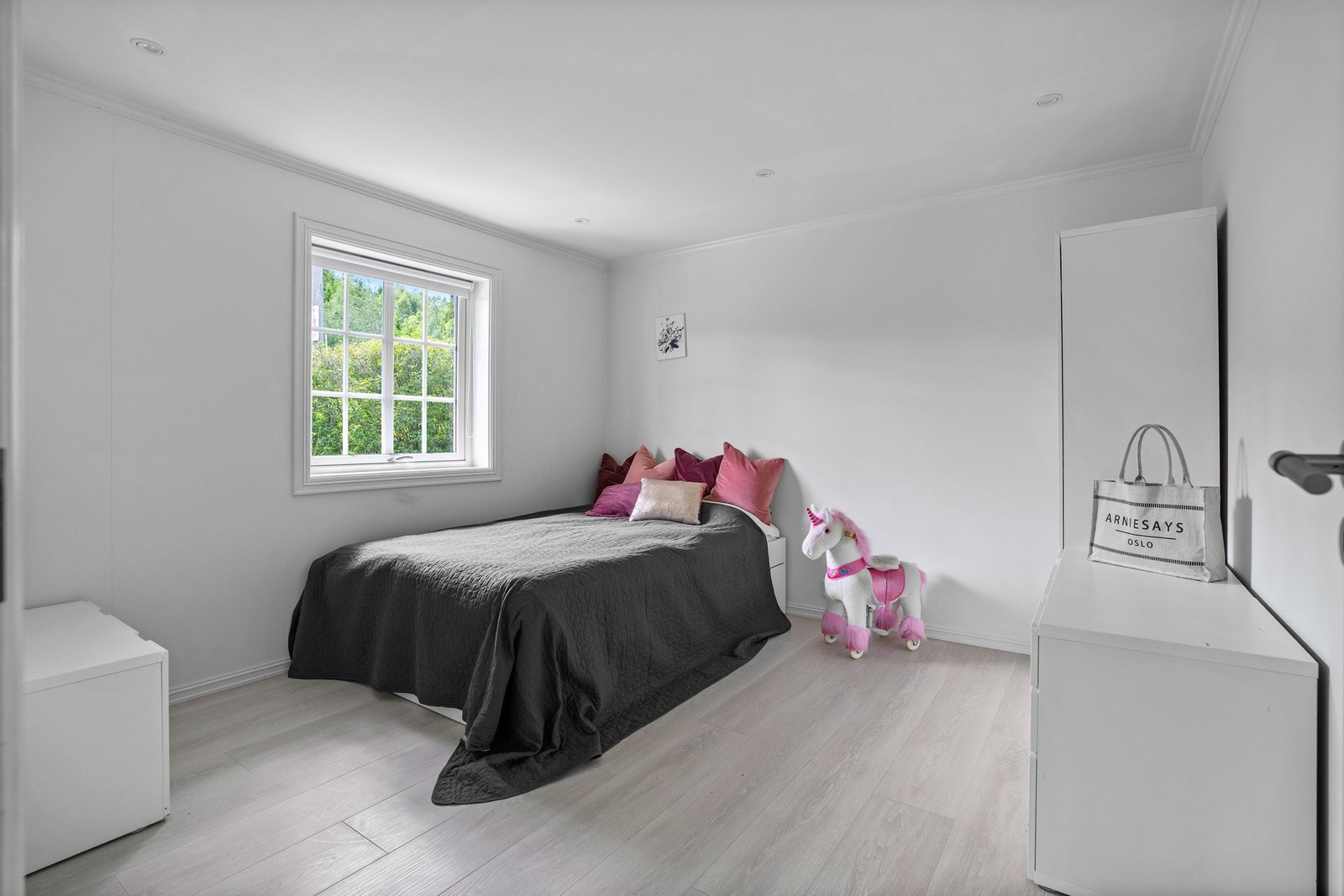 Lyst og romslig soverom i husets 1. etasje med god plass til seng og oppbevaringsløsninger. Rommet ligger praktisk til i nærheten av badet på samme plan. Galleribilde