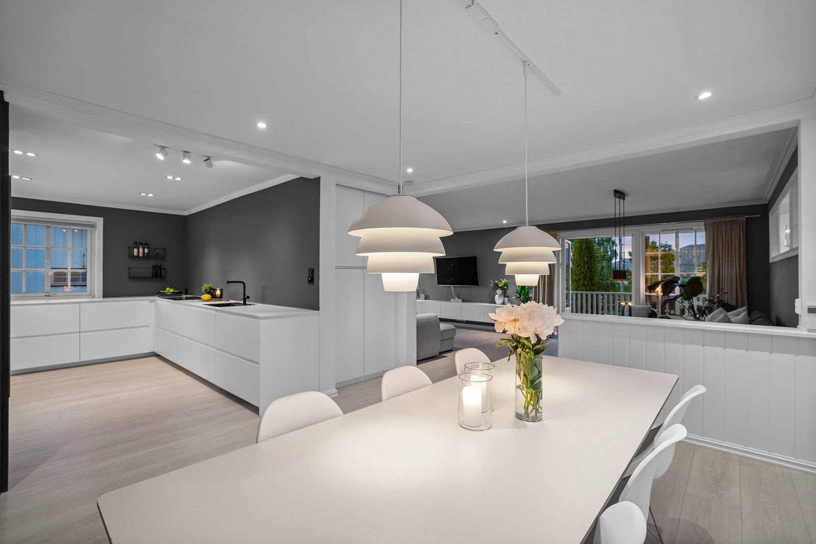 Philips Hue smarthusbelysning gjør det enkelt å skape riktig stemning - enten det er hverdag, middagsselskap eller hyggelige kvelder med familie og venner. Galleribilde