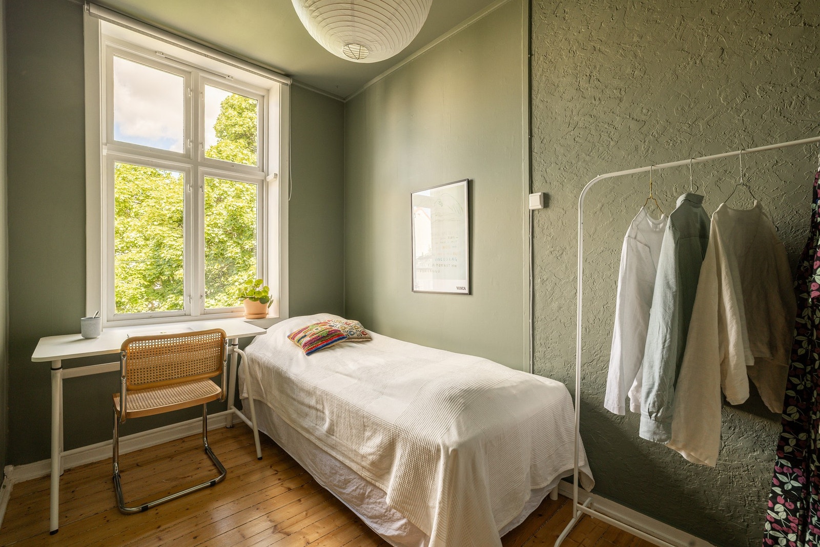 Rommet er fleksibelt og lett å møblere, med plass til både seng, kontorpult og garderobeløsninger - enten du trenger et ekstra soverom, et kreativt arbeidsrom eller begge deler. Galleribilde