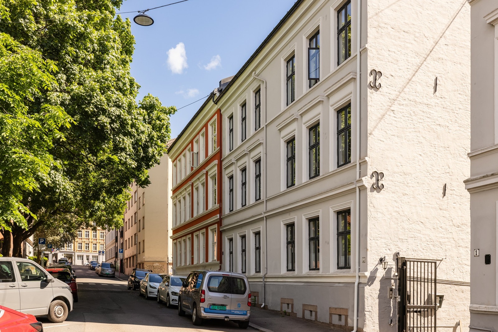 Innenfor smijernsporten i bakgården har borettslaget også parkeringsplasser. Hver leilighet har rett til én fast biloppstillingsplass og leien er kr 400,- pr. mnd. Galleribilde