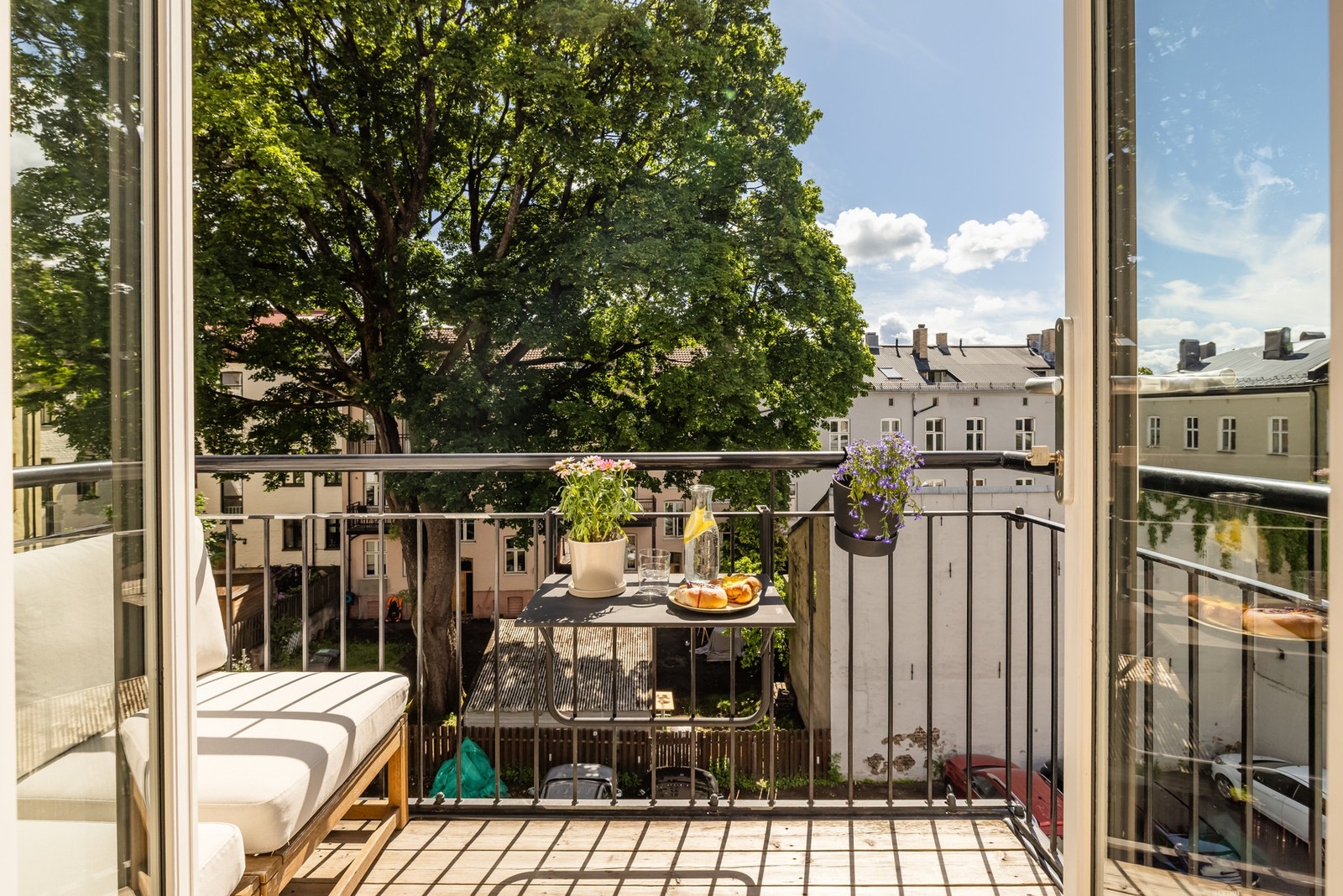 Fra stuen trår du ut på en koselig, sydøstvendt balkong - et lite fristed på ca. 3m². Galleribilde