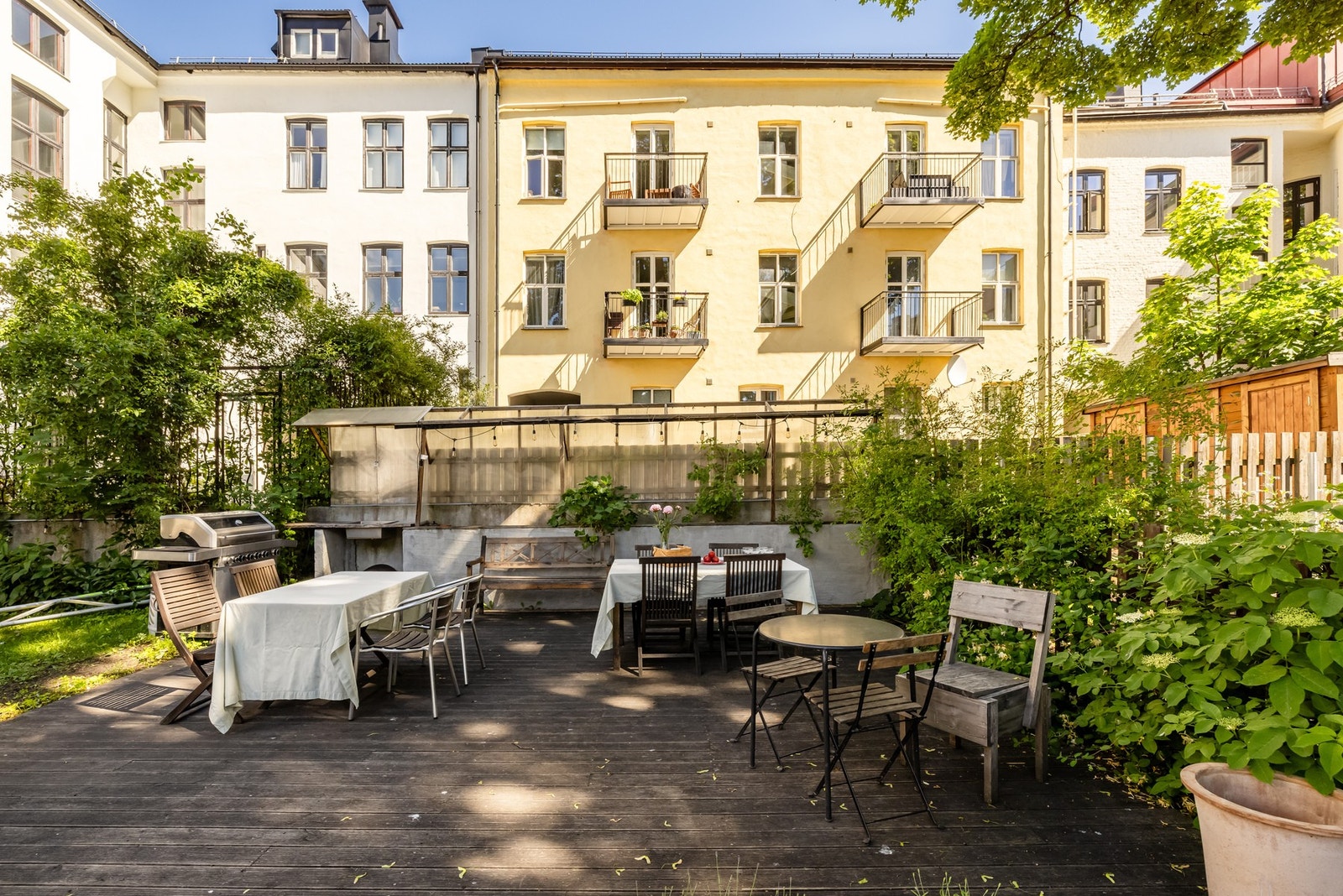 Veldig hyggelige fellesarealer til fri benyttelse for borettslagets beboere med flere sittegrupper, grill mm. Galleribilde