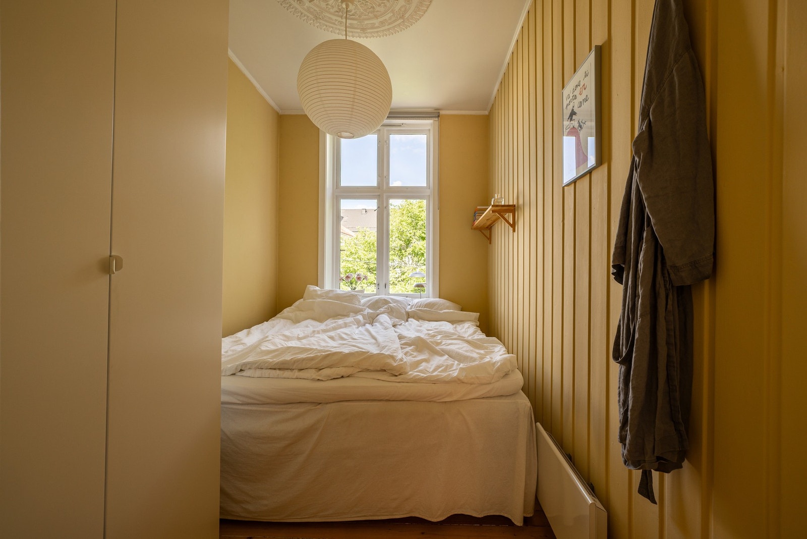 Leiligheten har et lyst, stort og innbydende hovedsoverom. Galleribilde