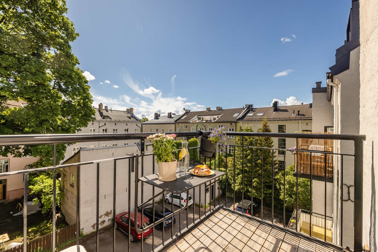 Beliggenheten i byggets 3. etasje og mot sydøst sørger for gode solforhold fra tidlig morgen til ca. 15:00 (sommerstid). Her nyter du lange og late sommerdager og -kvelder. Galleribilde