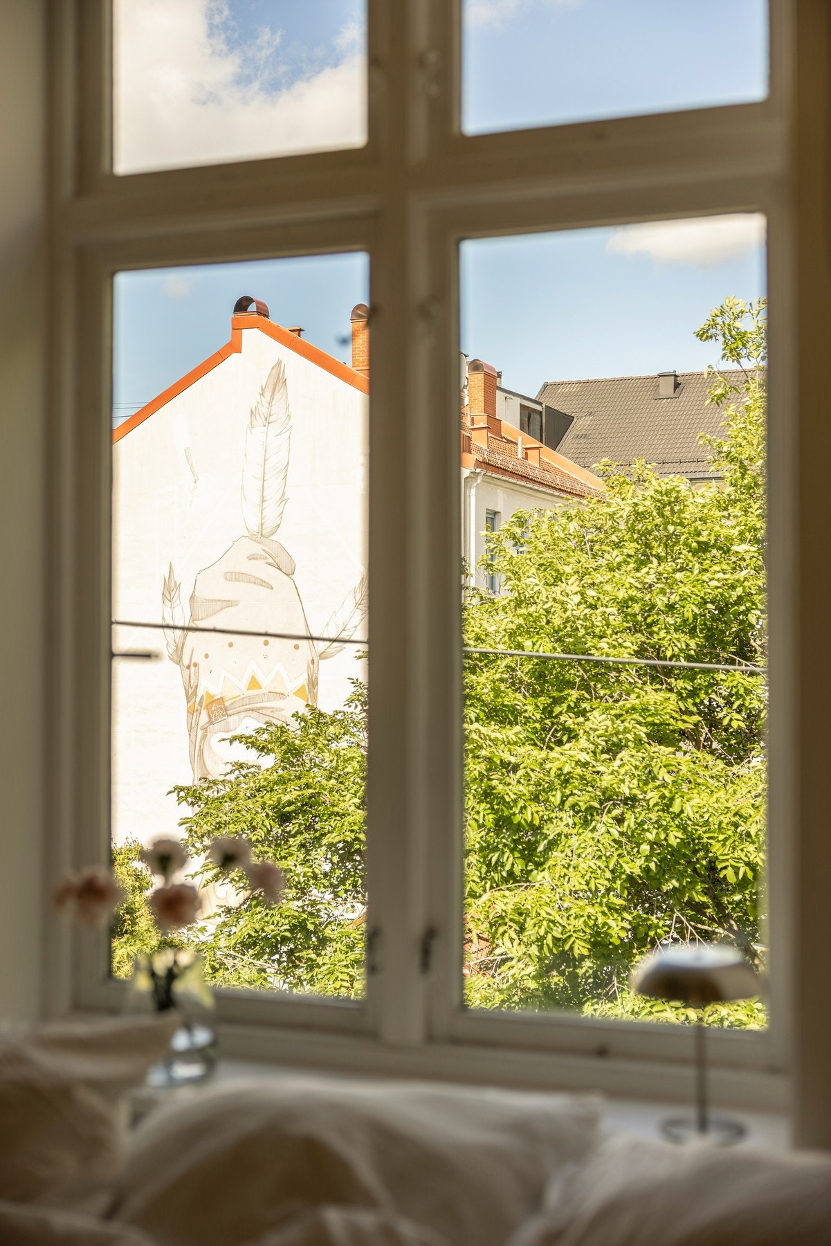 Vindu ut mot trafikkstille og rolig gate. Galleribilde