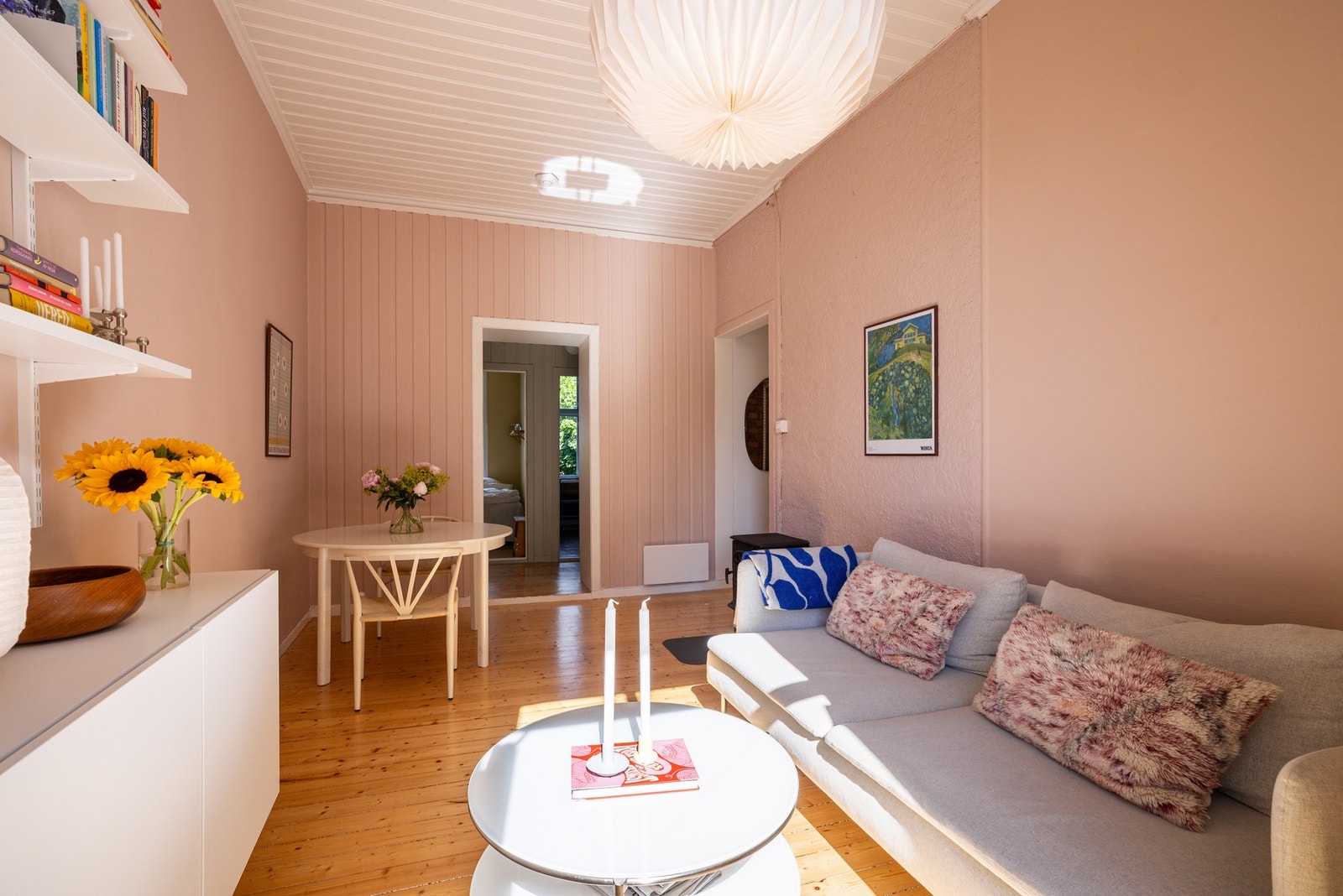 Stuen er enkel å møblere, og du har god plass til både sofa, mediemøbler og spisebord. Fibernett fra GlobalConnect er inkludert i de månedlige felleskostnadene. Galleribilde