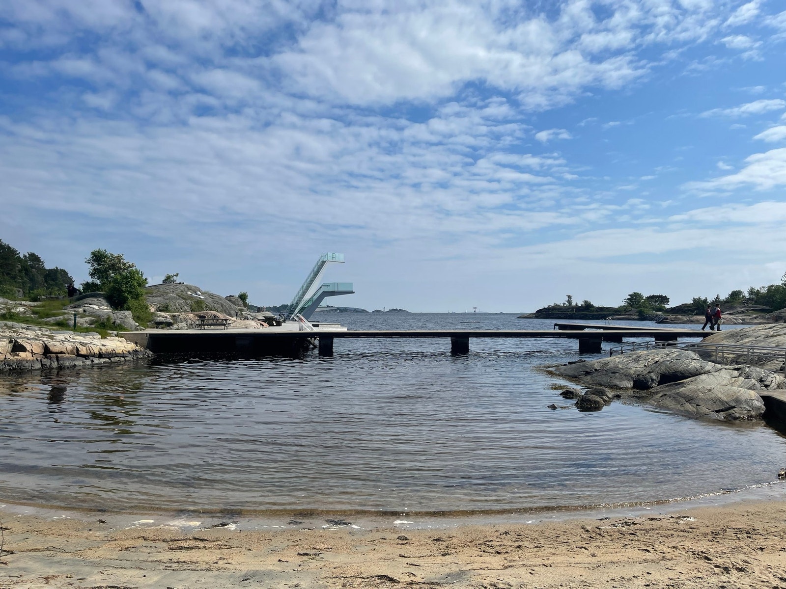 Selgers bilde fra badeplass i Bertes med langgrunn sandstrand Galleribilde