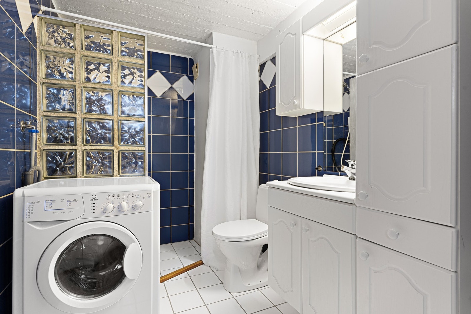Fra dusjbadet med wc i kjelleretasjen Galleribilde