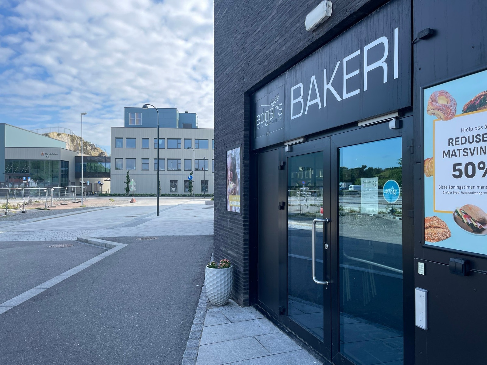 Selgers bilde fra inngangen til "nye" Marvikshallen som er nabo til Wilds Minne skole Galleribilde