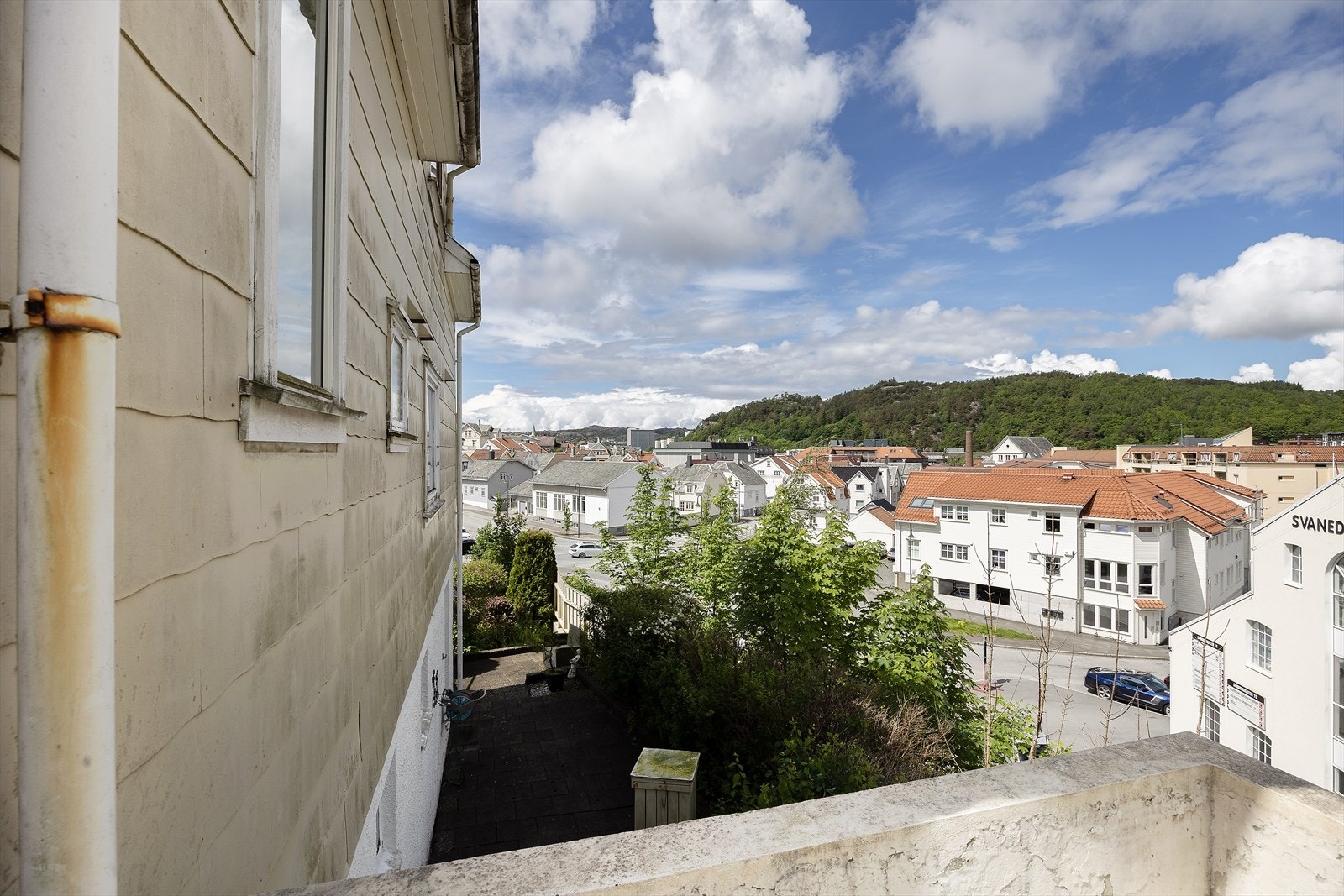 Fra eiendommen er det utsyn over hustakene i Egersund. Galleribilde