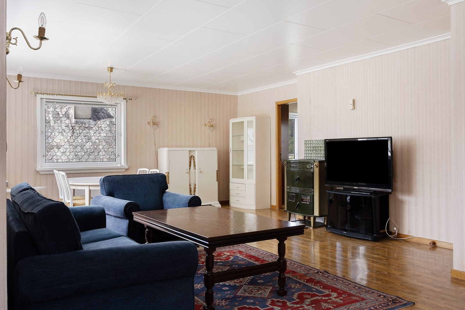 Et romslig oppholdsrom som samler familien. Galleribilde