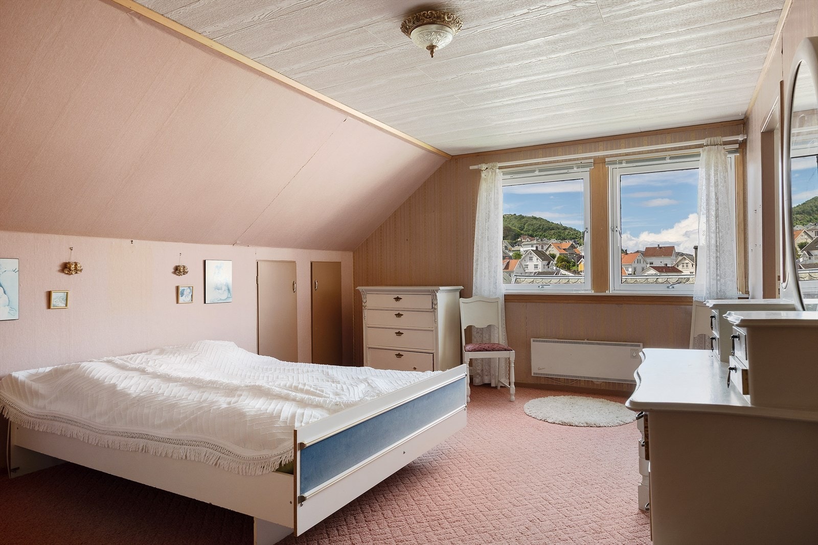 Romslig soverom med god plass til dobbeltseng og oppbevaringsmøbler. Galleribilde