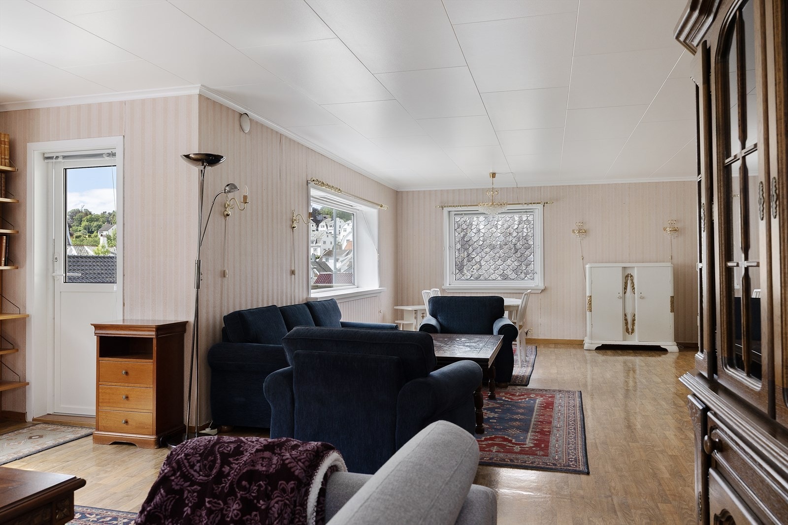 Fra stuen er det utgang til en stor, støpt betongterrasse. Galleribilde