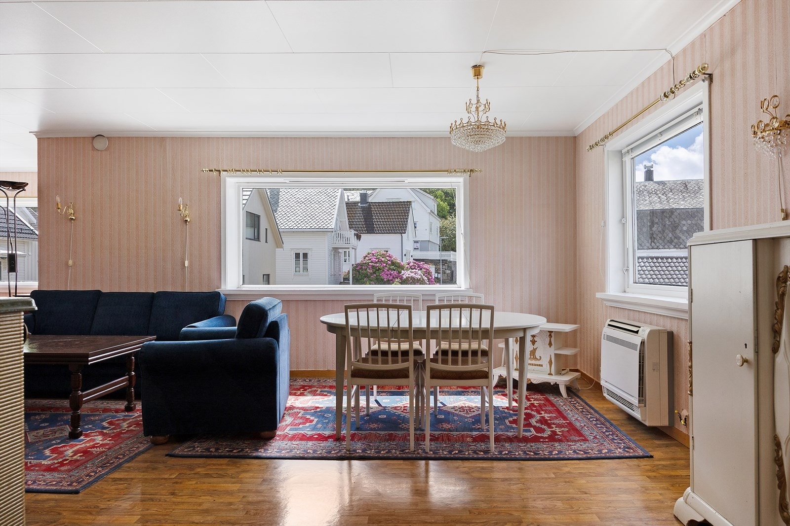 Stuen i første etasje har plass til både spisebord og sofagruppe. Oppvarming med luft-til-luft varmepumpe. Galleribilde