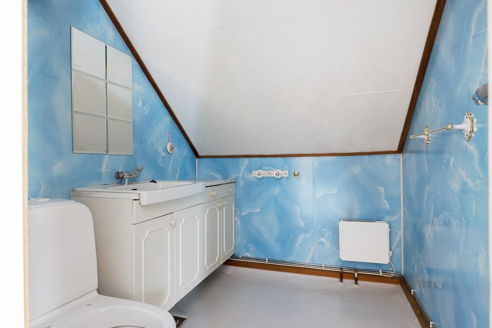 Badet i andre etasje har baderomsplater på veggene og er utstyrt med dusjhjørne, toalett og servant. Galleribilde