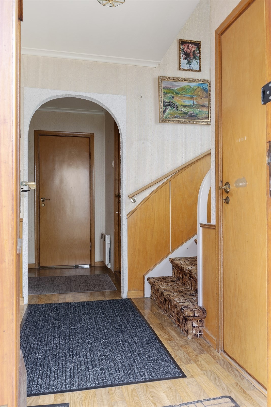 Hovedinngang i første etasje. Trappeadkomst til andre etasje og underetasjen. Galleribilde
