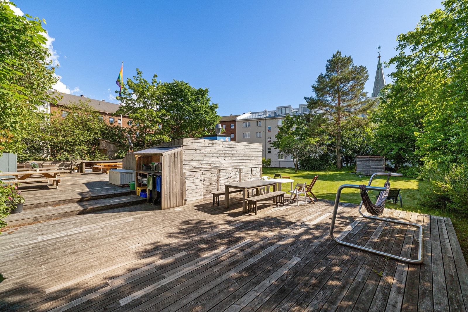 Her er det tilgang til både grill, flere sittegrupper, hengekøye, gressplen, m.m. Galleribilde
