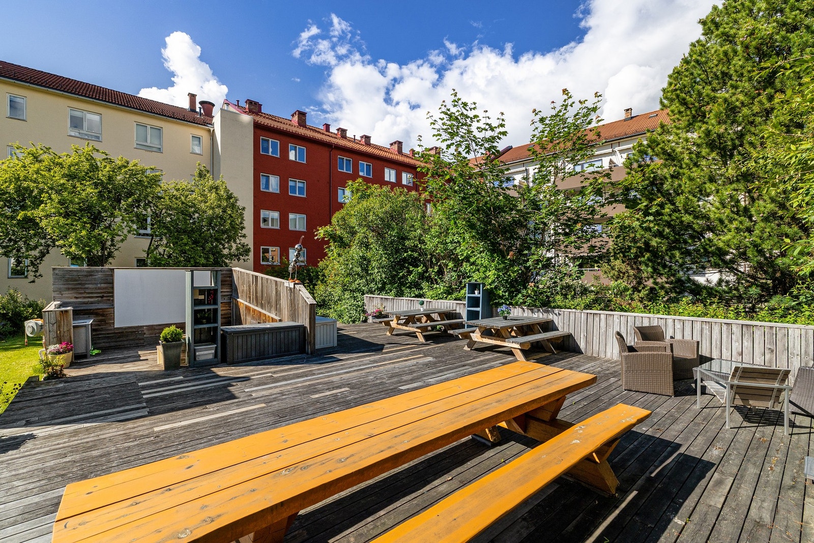 Bakgården er en herlig oase til disposisjon for beboerne. Galleribilde