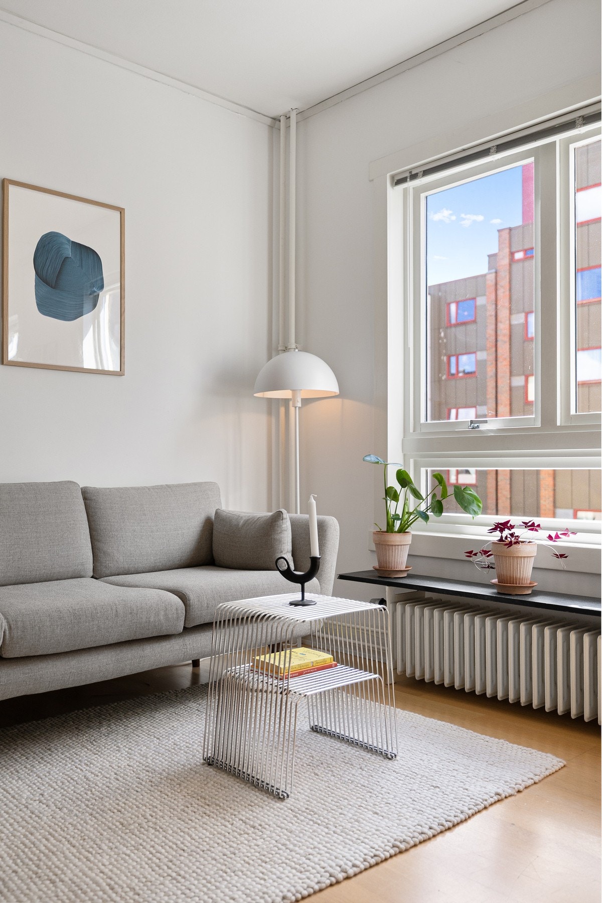 Praktisk hylle over radiatorer for plass til planter og pyntegjenstander. Galleribilde