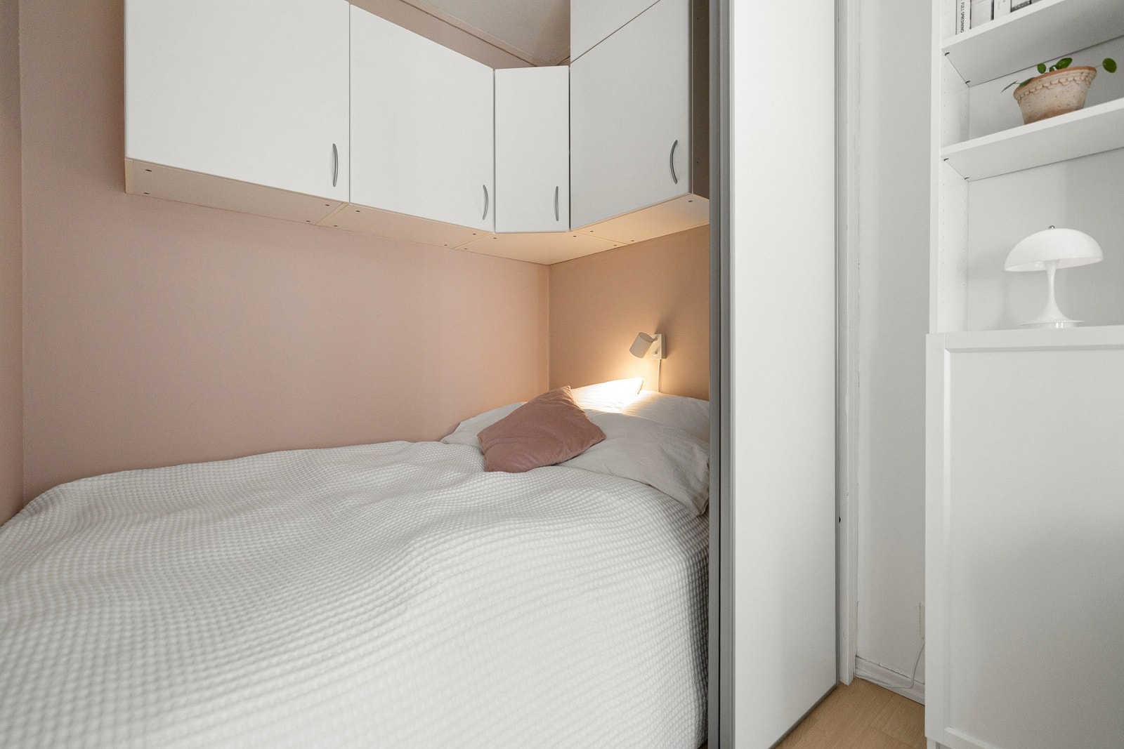 Praktisk sovealkove - adskilt med skyvedører og med skap for oppbevaring. Galleribilde