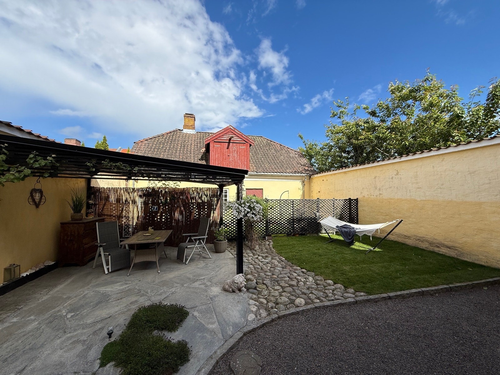 Herlige uteplasser både foran og bak leiligheten, som deles med nabo i 2. etasje. Galleribilde