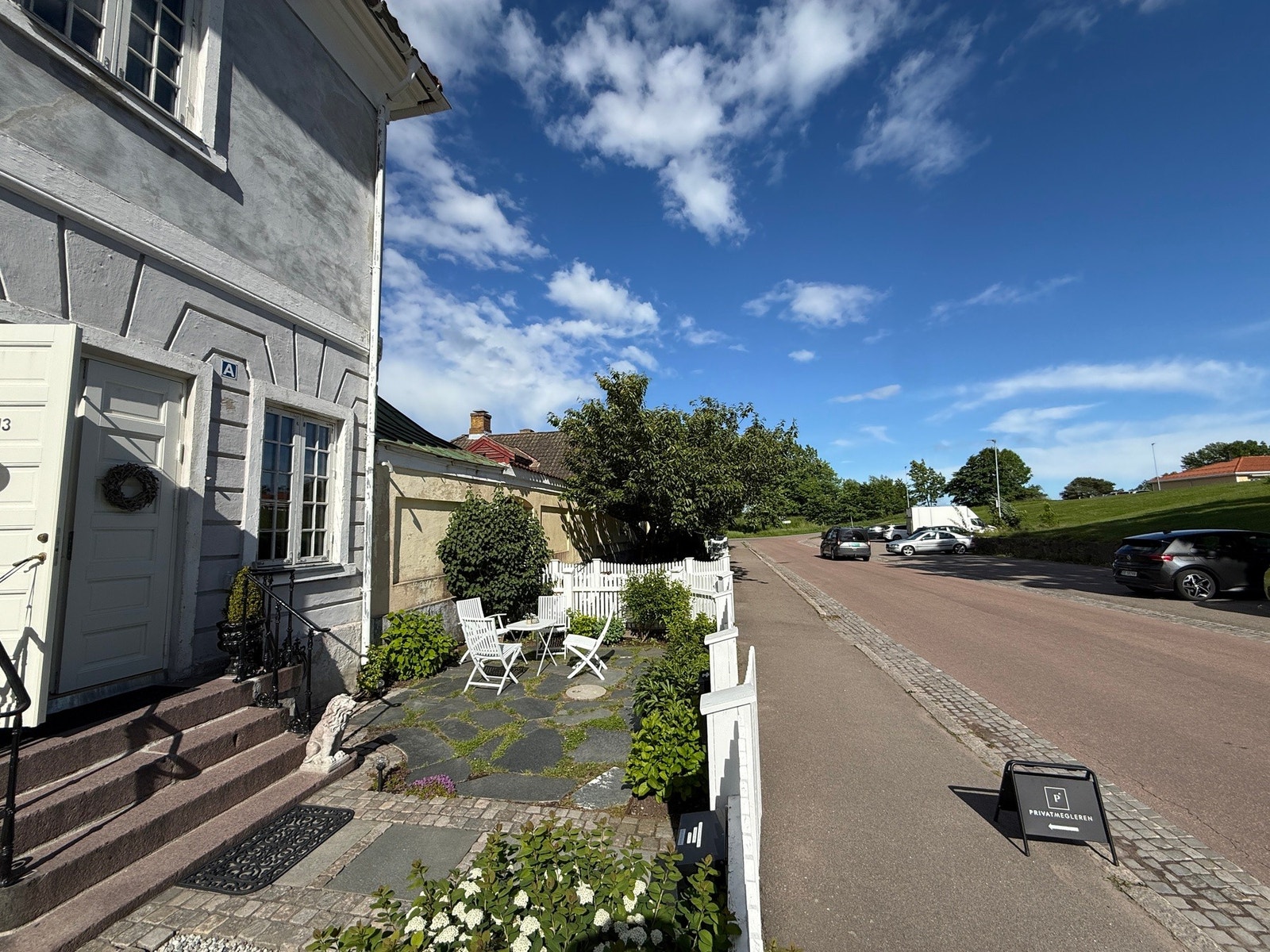 Pent omkranset hjørneleilighet med stakittgjerde Galleribilde