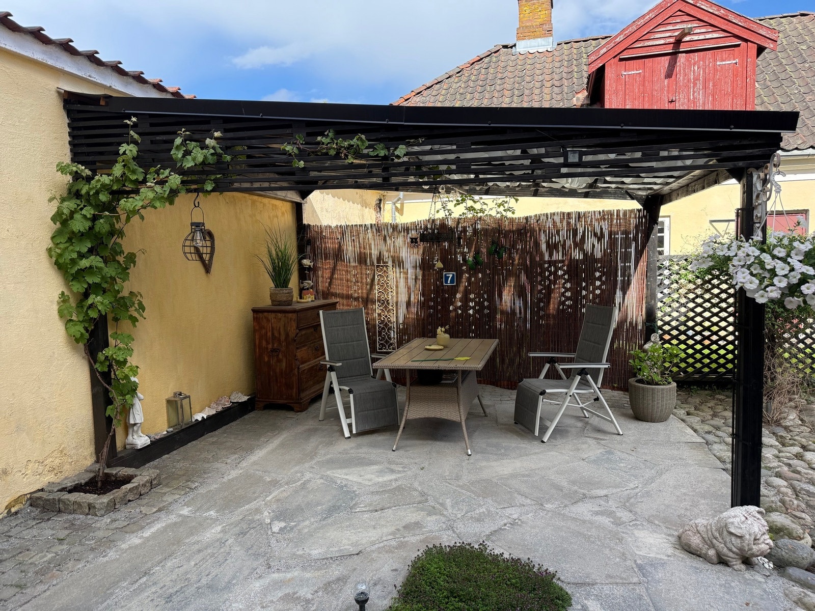 Det er både utvendig og innvendig adkomst til felles bakhage med 2. etasje Galleribilde