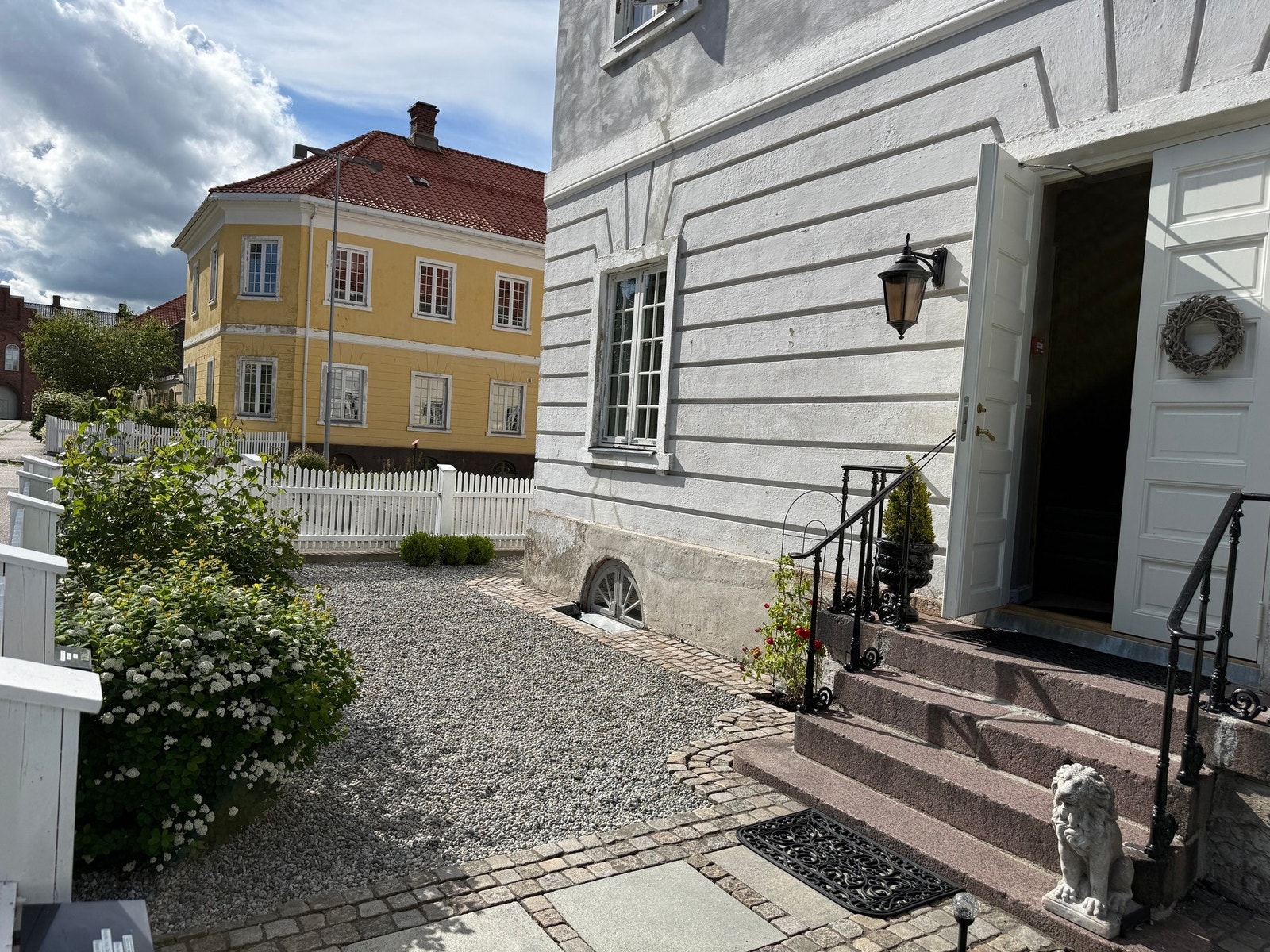 Innbydende forhage med 2-fløyet dør til gangen. Galleribilde