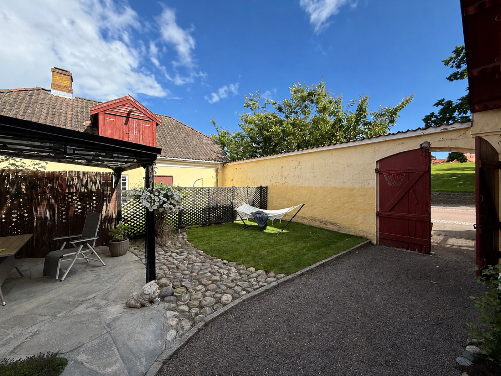 Koselig og usjenert bakhage som deles med nabo i 1. etasje Galleribilde