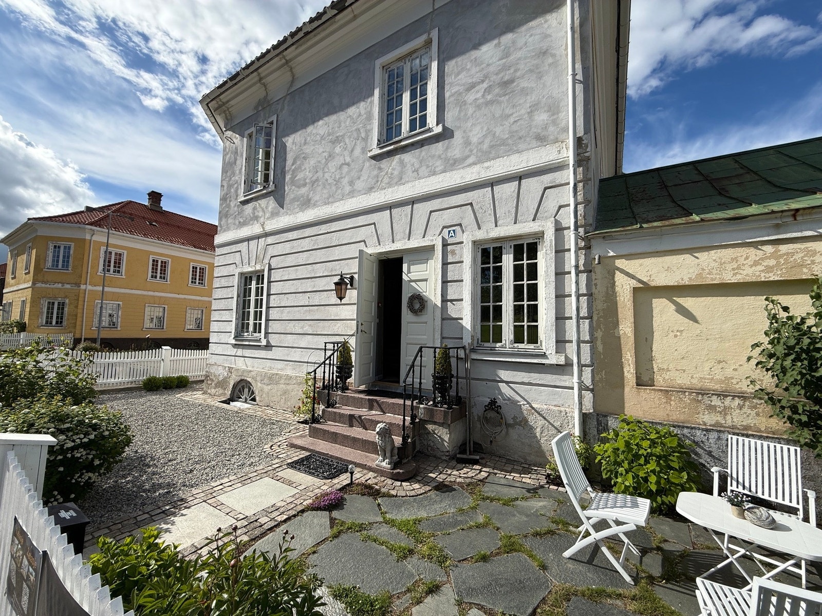 2. etasje har bruksrett på denne delen av forhagen Galleribilde
