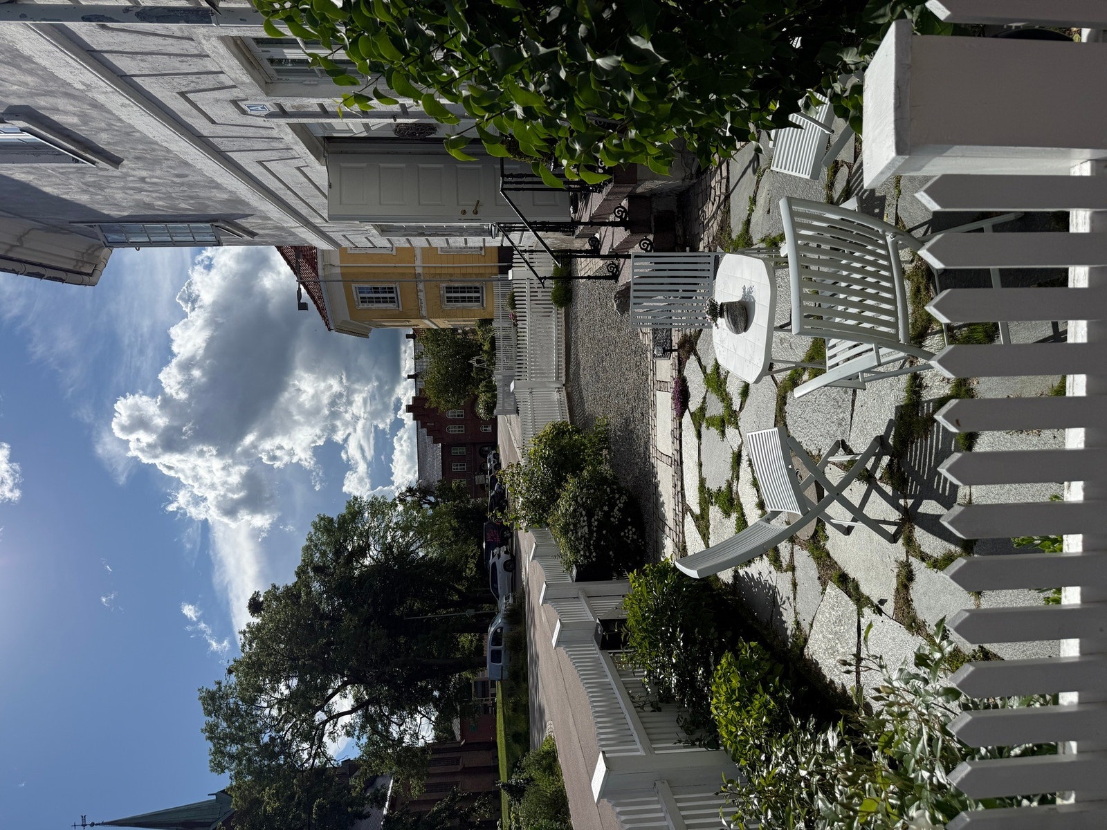 Inn via pent stakitt gjerde til privat forhage som deles med 1. etasje Galleribilde