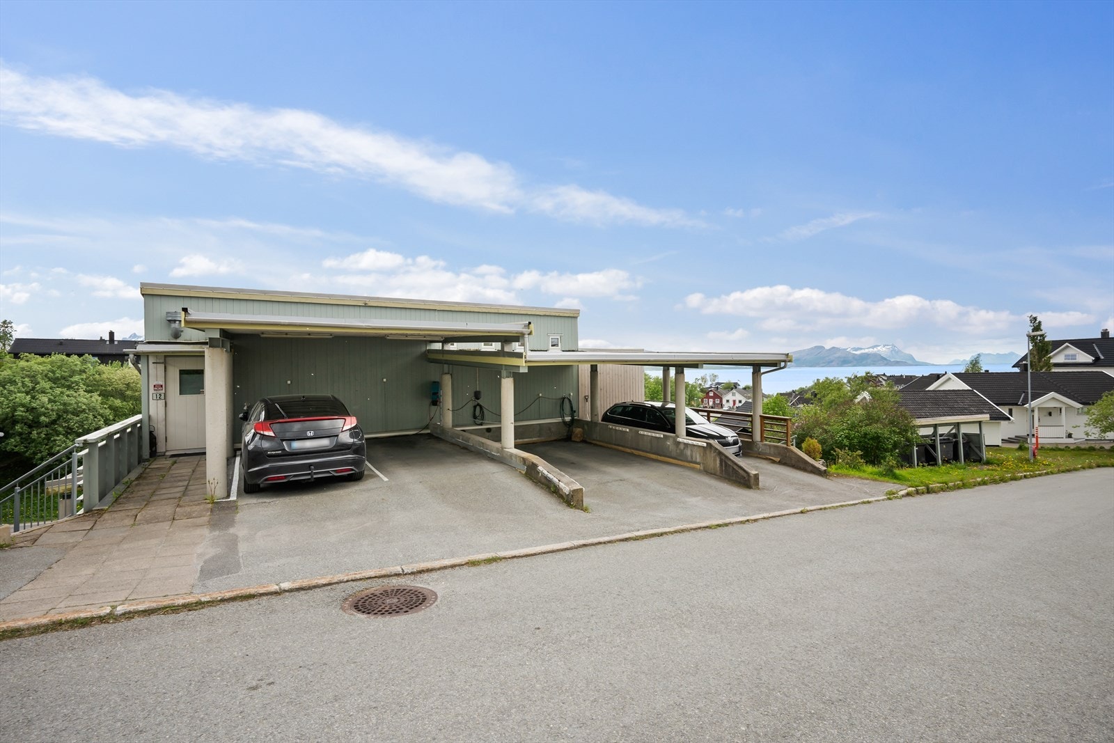 Fast parkeringsplass i carport med el-bil lader tilknyttet leilighetens sikringsskap. Galleribilde