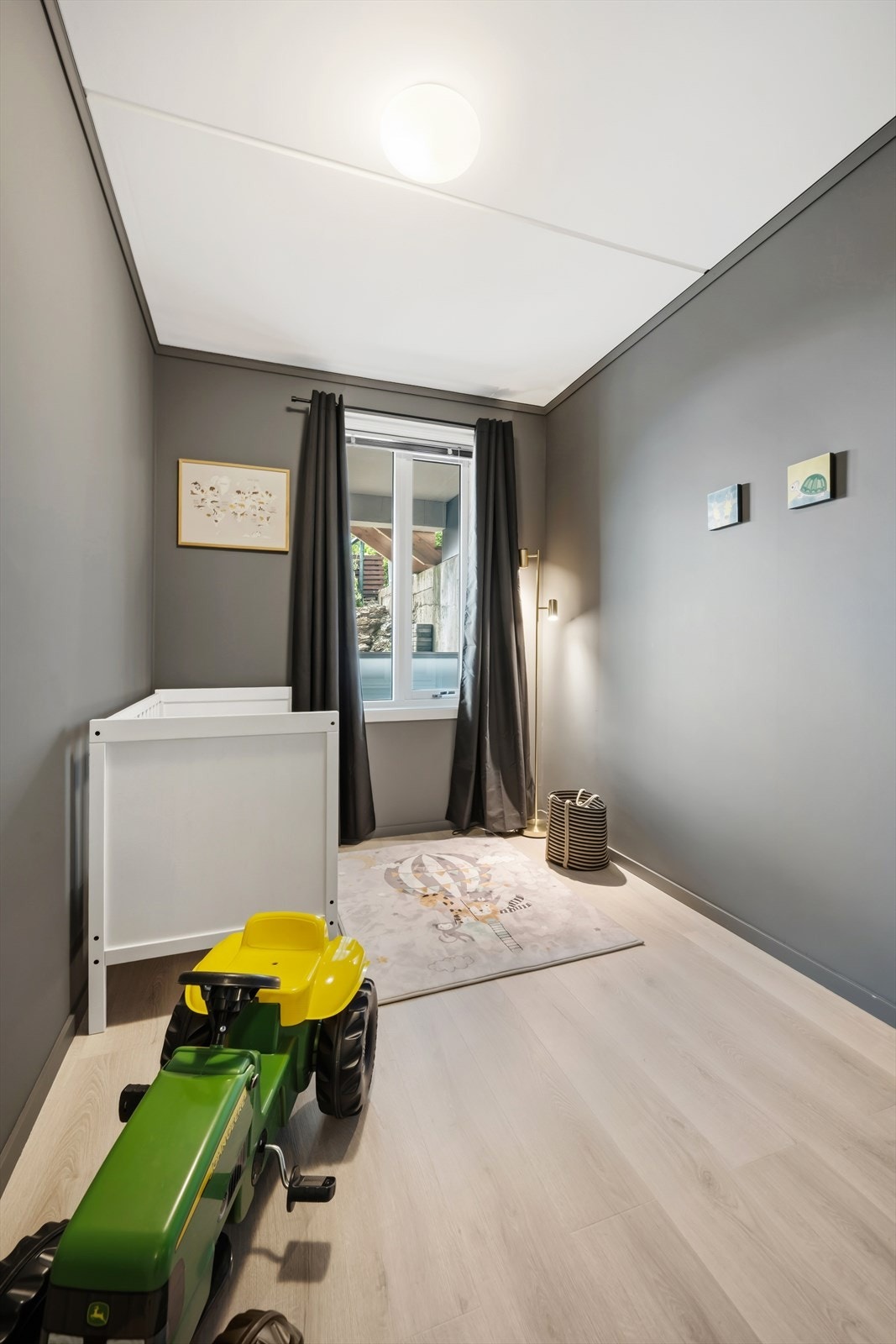 Soverommene har malte vegger og laminat på gulvet. Galleribilde