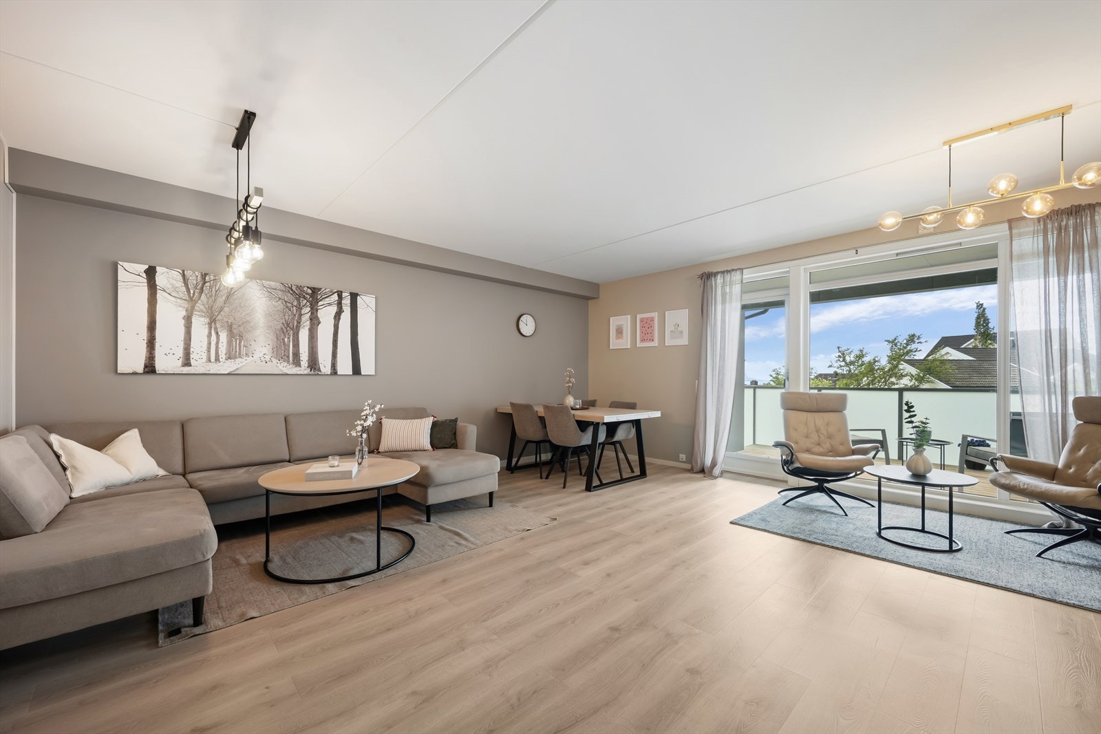 Stuen har god plass til både sofagruppe og spisebord, med utgang til en romslig balkong. Galleribilde